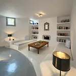 Lithia Villa *